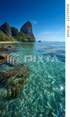 エメラルドグリーンの海と断崖が織りなす南国リゾートの絶景風景 131545039