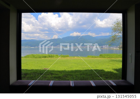 美術館の大窓を額縁にした諏訪湖畔の風景 美術館の大窓を額縁にした諏訪湖畔の風景 131545055