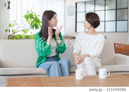 会話する女性たち 会話する女性たち 131545098