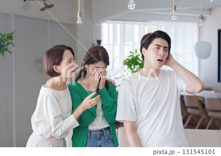 友達を泣かせた男性に怒る女性 友達を泣かせた男性に怒る女性 131545101