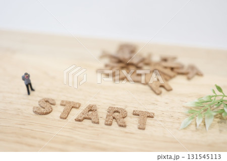 ビジネスマンのミニチュアと、アルファベットでSTARTの文字。 ビジネスマンのミニチュアと、アルファベットでSTARTの文字。 131545113