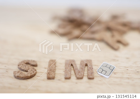SIMカードとコルク製アルファベット文字SIMのイメージ。 131545114