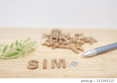 SIMカードとコルク製アルファベット文字SIMのイメージ。 131545115