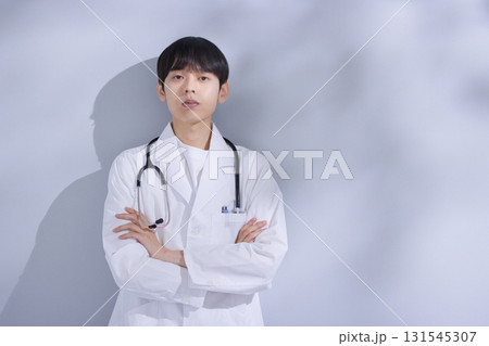 白衣の若い男性医師のポートレート 白衣の若い男性医師のポートレート 131545307
