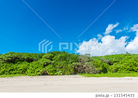 宮古島伊良部島にある綺麗なビーチの渡口の浜 131545435