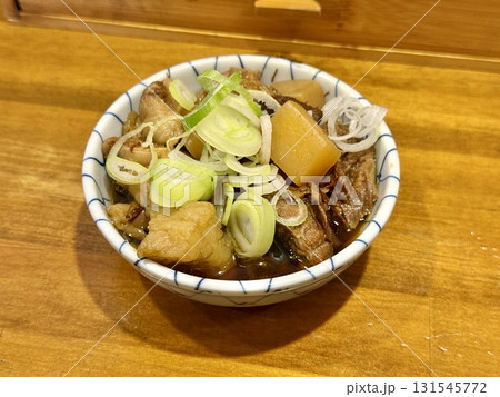 牛筋煮込み 大根の煮物、大根、野菜、肉の味噌煮、薬味たっぷりの皿盛り 牛筋煮込み 大根の煮物、大根、野菜、肉の味噌煮、薬味たっぷりの皿盛り 131545772