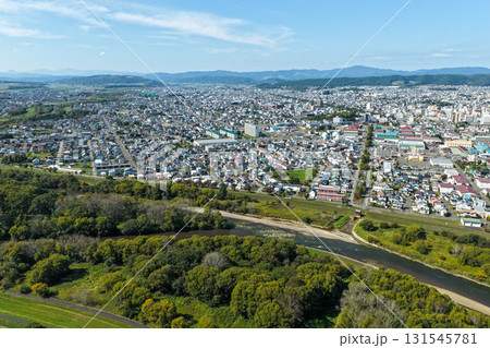 無加川と北見市街の空撮写真（北海道） 131545781