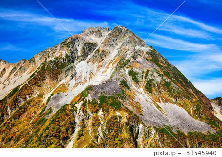 紅葉の北アルプスの北穂高岳 131545940