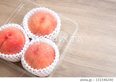 緩衝材に包まれた桃　コピースペース 131546240