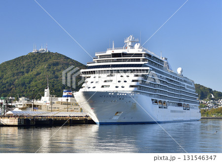 秋の北海道函館市函館港に寄港するクルーズ船セブンシーズエクスプローラー号の風景を撮影 131546347