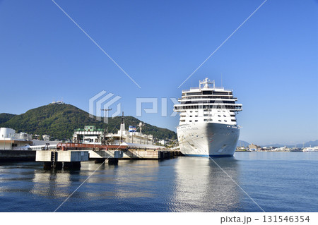 秋の北海道函館市函館港に寄港するクルーズ船セブンシーズエクスプローラー号の風景を撮影 131546354