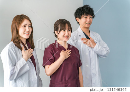 白衣,スクラブを着た医師,ドクター,看護師の医療従事者の男女スタッフ 白衣,スクラブを着た医師,ドクター,看護師の医療従事者の男女スタッフ 131546365