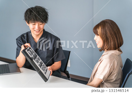 病院で診察・診療・カウンセリング・相談をする女性患者と医師・看護師・カウンセラーの男性 病院で診察・診療・カウンセリング・相談をする女性患者と医師・看護師・カウンセラーの男性 131546514