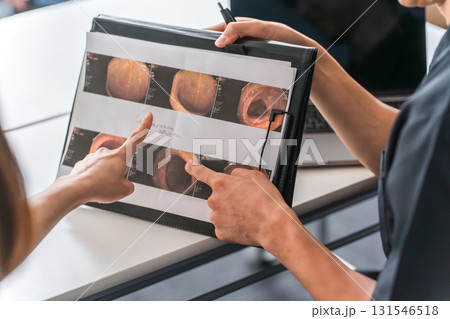 病院で診察・診療・カウンセリング・相談をする女性患者と医師・看護師・カウンセラーの男性 病院で診察・診療・カウンセリング・相談をする女性患者と医師・看護師・カウンセラーの男性 131546518