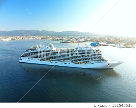 秋の北海道函館市函館港に寄港するクルーズ船セブンシーズエクスプローラー号の風景を空撮 131546539