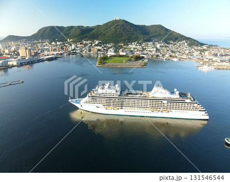 秋の北海道函館市函館港に寄港するクルーズ船セブンシーズエクスプローラー号の風景を空撮 秋の北海道函館市函館港に寄港するクルーズ船セブンシーズエクスプローラー号の風景を空撮 131546544