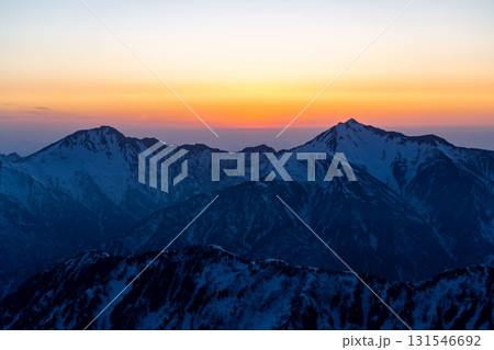 マジックアワー　早朝の五竜岳と鹿島槍ヶ岳（別山北峰からの景色）　残雪期の北アルプス立山・別山登山 131546692