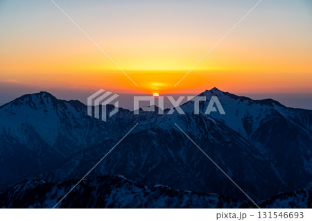 マジックアワー　後立山連峰　鹿島槍ヶ岳からのご来光（別山からの景色）残雪期の北アルプス立山・別山登山 131546693