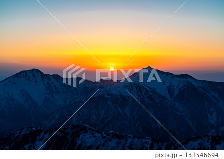 マジックアワー　後立山連峰　鹿島槍ヶ岳からのご来光（別山からの景色）残雪期の北アルプス立山・別山登山 131546694