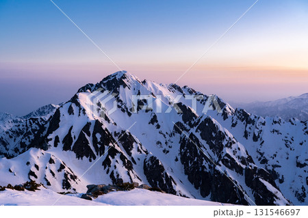 マジックアワー　モルゲンロートの剱岳（別山北峰からの景色）　残雪期の北アルプス立山・別山登山 131546697