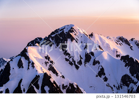 マジックアワー モルゲンロートの剱岳(別山北峰からの景色) 残雪期の北アルプス立山・別山登山 マジックアワー モルゲンロートの剱岳(別山北峰からの景色) 残雪期の北アルプス立山・別山登山 131546703