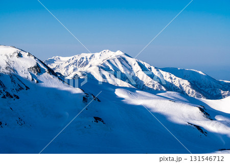 マジックアワー　モルゲンロートの薬師岳（別山からの景色）　残雪期の北アルプス立山・別山登山 131546712