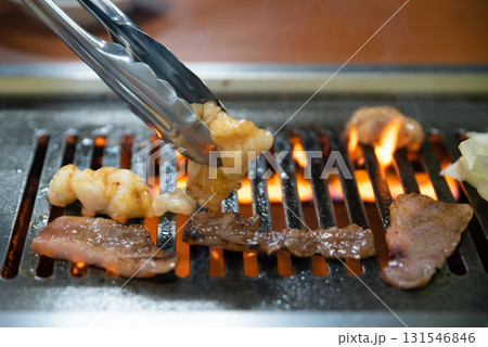 焼肉屋でホルモンなどの肉を焼いているところ 焼肉屋でホルモンなどの肉を焼いているところ 131546846