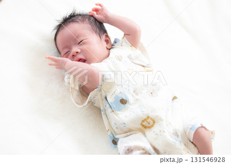 新生児 お昼寝している赤ちゃん 新生児 お昼寝している赤ちゃん 131546928
