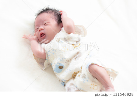 新生児 お昼寝している赤ちゃん 新生児 お昼寝している赤ちゃん 131546929