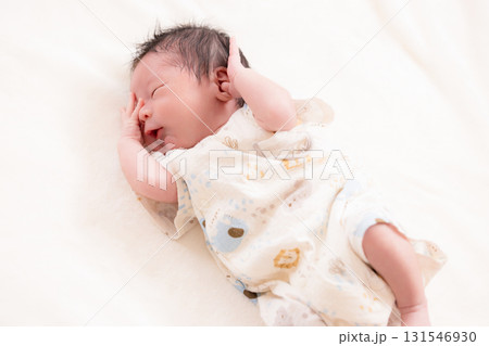 新生児　お昼寝している赤ちゃん 131546930