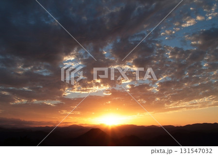 山に沈む夕日 山に沈む夕日 131547032