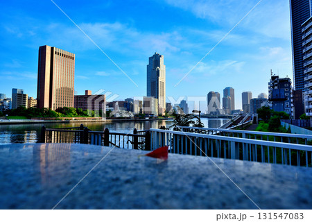 東京　早朝の青空が広がる隅田川と聖路加ガーデン 131547083