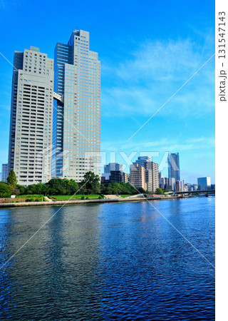 東京 早朝の青空が広がる隅田川と聖路加ガーデン 東京 早朝の青空が広がる隅田川と聖路加ガーデン 131547143