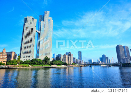 東京 早朝の青空が広がる隅田川と聖路加ガーデン 東京 早朝の青空が広がる隅田川と聖路加ガーデン 131547145