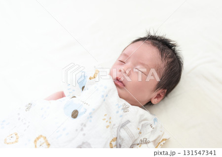 新生児 お昼寝している赤ちゃん 新生児 お昼寝している赤ちゃん 131547341