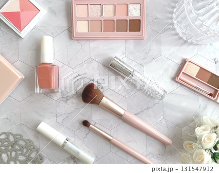 可愛いピンク系コスメのフラットレイ 131547912