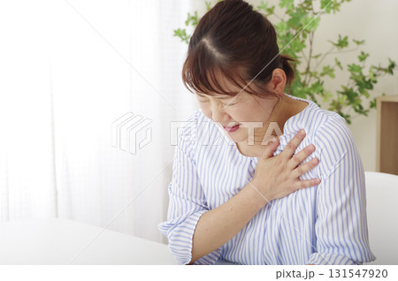 動悸や息苦しさに苦しむ女性 131547920