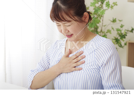 動悸や息苦しさに苦しむ女性 131547921