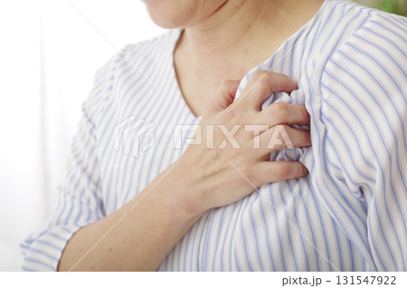 動悸や息苦しさに苦しむ女性 131547922