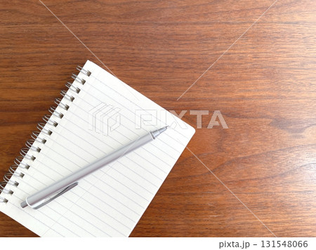 木製テーブルの上のメモ帳とボールペン 木製テーブルの上のメモ帳とボールペン 131548066