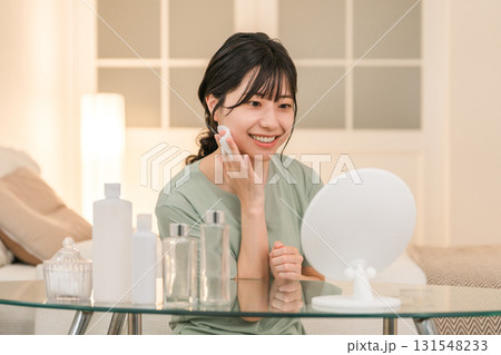 夜に部屋でスキンケアする若いアジア人女性（ナイトケア） 131548233