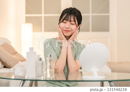 夜のおやすみ前にスキンケア,ナイトケアをする若いアジア人女性 夜のおやすみ前にスキンケア,ナイトケアをする若いアジア人女性 131548239