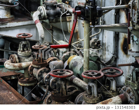 汚れた古いボイラー設備のパイプと転輪 汚れた古いボイラー設備のパイプと転輪 131548303
