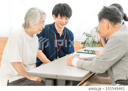 リハビリでシリンダーペグを使い手指機能訓練をするシニアと作業療法士の男女 リハビリでシリンダーペグを使い手指機能訓練をするシニアと作業療法士の男女 131548461