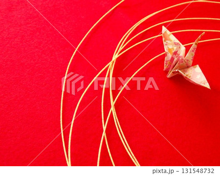赤い背景と金色水引と折り鶴 赤い背景と金色水引と折り鶴 131548732