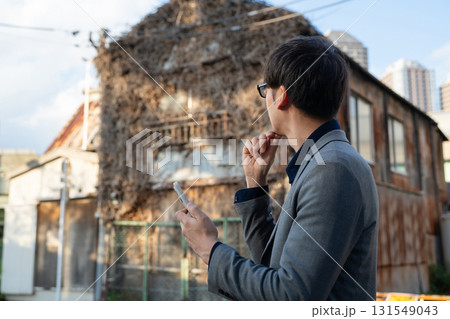 空き家を見つめる男性 131549043