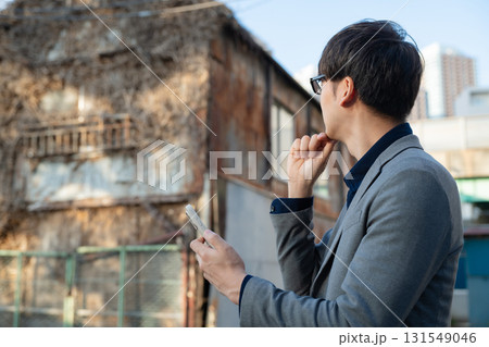 空き家を見つめる男性 131549046