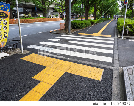 横断歩道手前の点字ブロック設置例 131549077