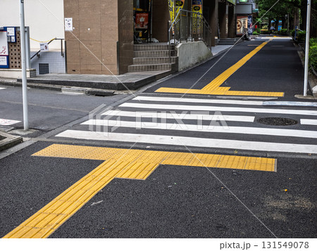 横断歩道手前の点字ブロック設置例 131549078