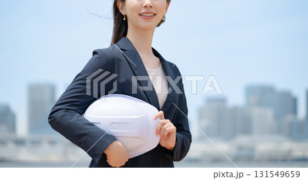 ヘルメットを持ったビジネスウーマン 131549659